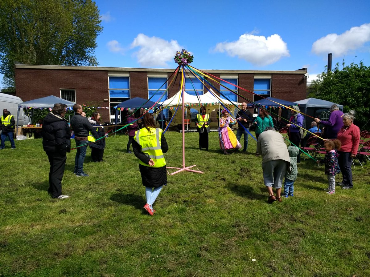 EmskiLou87's tweet photo. Have a go maypole dancing! @GloblFusionArts @LovingLadywell #mayday #folkfestival https://t.co/IqSIKLzz75
