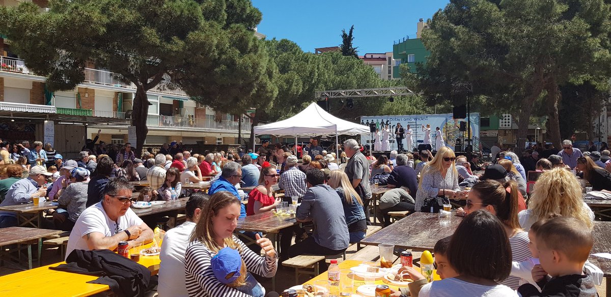 pinedademar's tweet photo. Avui 2a part de Fira Sud a #Pineda
Amb actuacions i tallers gratuïts i sorteig del VIATGE A SEVILLA https://t.co/vXoDITzI0y