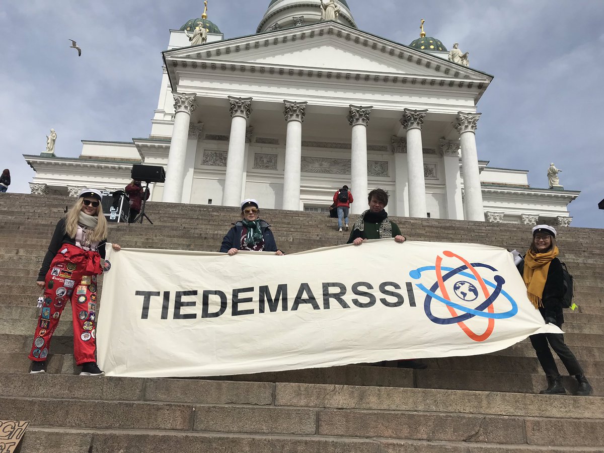 LateWathen's tweet image. Tänään marssittiin tieteen, tutkimuksen ja sivistyksen puolesta! 

Ja kuten eräässä puheenvuorossa muistutettiin:

May the facts be with you. #Tiedemarssi #MarchForScience #SiksiTiede #hyyhelsinki