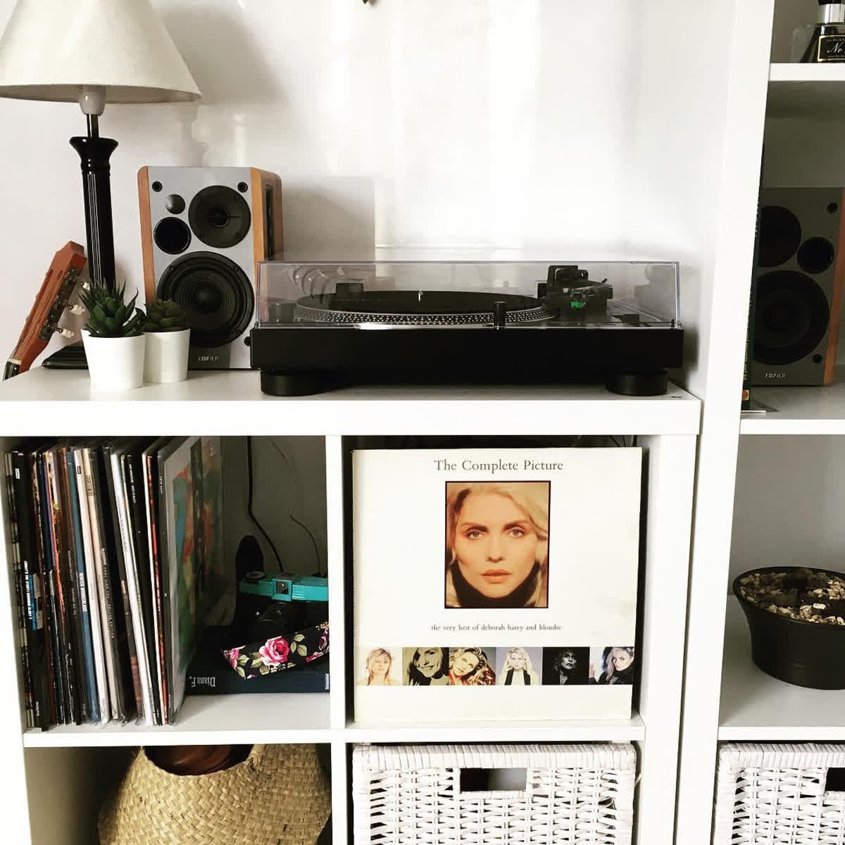 Edifier_Global's tweet photo. Pair up your vinyl player with a pair of Edifier R1280BT and get transported to another audio realm. Photo credit: @through_kels_lens #vinyl #edifier #edifierr1280t https://t.co/YANDAq8I1y