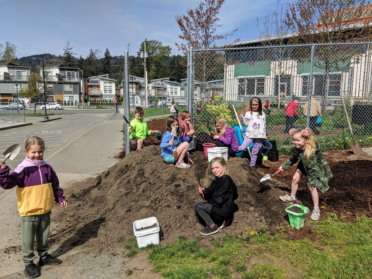 MichelleORegan9's tweet photo. @SD62_Sooke Lots happening in our school garden this month...soil vs dirt exploration, building lasagne gardens and pathways, planting seedlings, and, of course, harvesting and tasting fresh herbs and veggies.
#sd62
#growingyoungfarmers
#outdoorclassroom
#happyvalleyelementary https://t.co/43J1H3LzNL