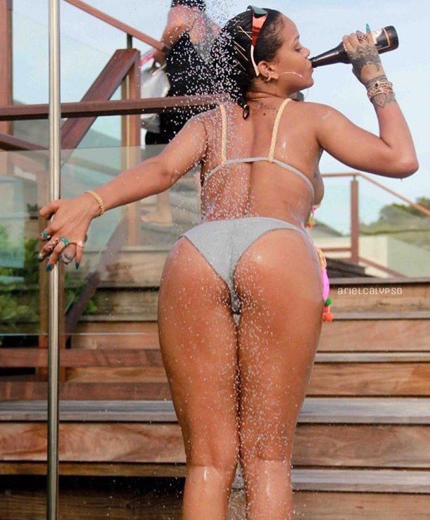 Rihanna Got A Big Ass Forehead
