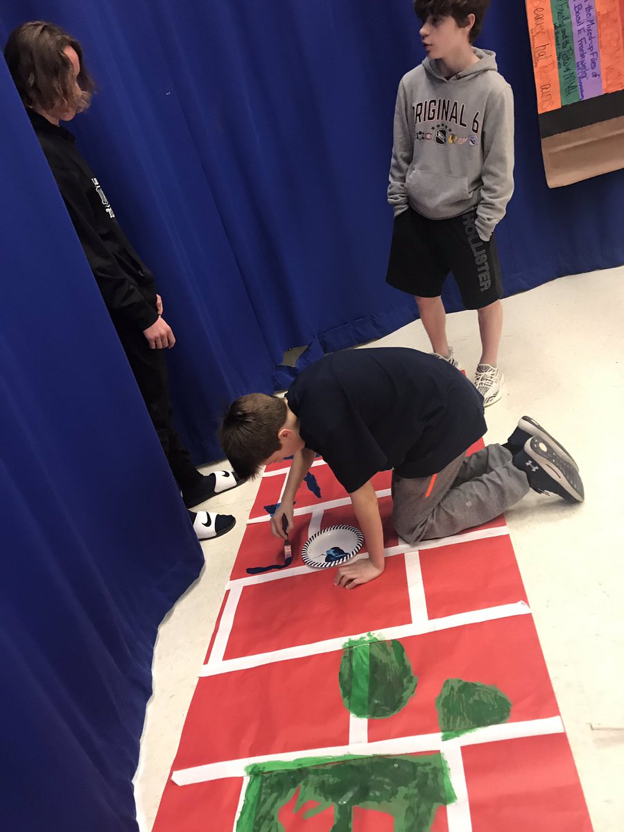 HamiltopiaC17's tweet photo. Oakview’s theater class getting the set ready for their performance of “What Happened after Once Upon a Time.” #alwaysoakview #memorizethoselines https://t.co/9Lr0ZY4QOV