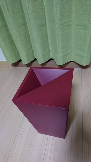 見た目がスッキリするかと思って「上からゴミが見えないゴミ箱」を買ったんだけど、袋つけると結局スッキリしないな 