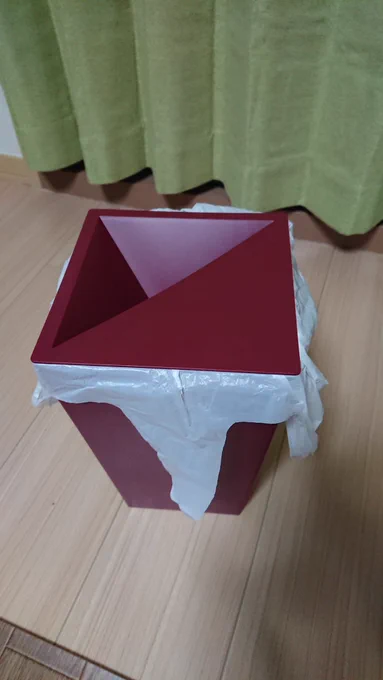 見た目がスッキリするかと思って「上からゴミが見えないゴミ箱」を買ったんだけど、袋つけると結局スッキリしないな 