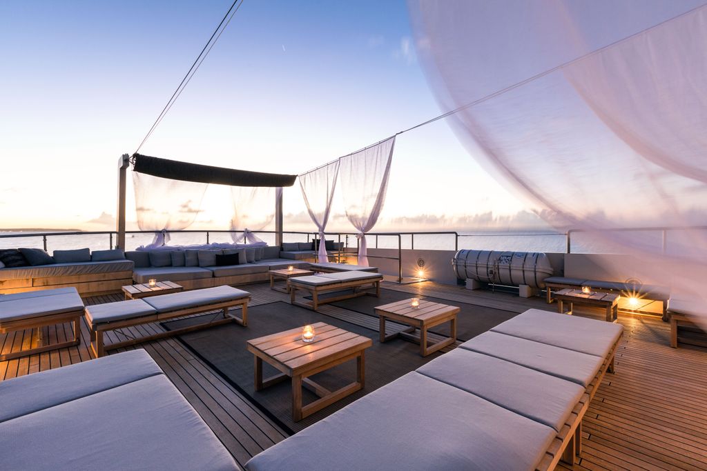 Cruise the Greek Islands this summer on board MARIU, a popular family charter yacht. Contact us today to find out more. #naflio #hydra #superyacht #yachtcharter #codecasa #mariu