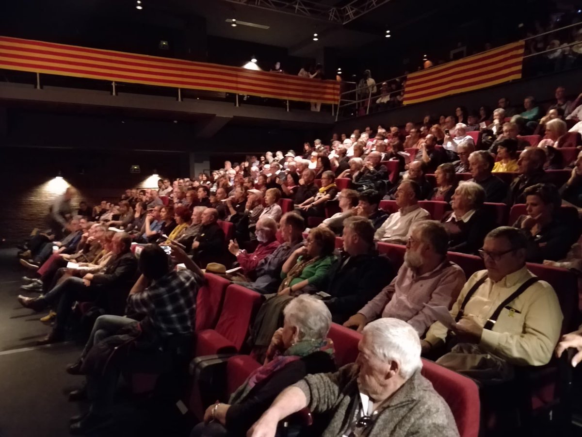 JoanTarda's tweet photo. Agraïment i felicitacions als organitzadors  de l’acte d’avui  “El Poble és el qui més mana”,  al teatre El Micalet de València  en solidaritat amb presos, exiliats i represaliats. @ehbildu @esquerrapv @Esquerra_ERC @obloque https://t.co/WvtFwRRuCF