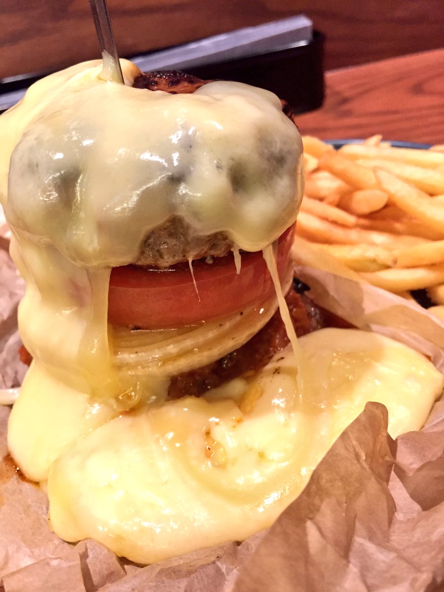 おいでよ名古屋 おいなご Three Placeの肉チーズバーガーを食べに 名古屋においでよ 肉で挟まれたハンバーガー の上から豪快にチーズがかけられる 欲望の化身のようなハンバーガーだよ 夜はハイカラ100円の素敵なお店で 美味しいひとときを過ごしてい おいでよ名古屋 おいなご Three Placeの肉チーズバーガーを食べに 名古屋においでよ 肉で挟まれたハンバーガー の上から豪快にチーズがかけられる 欲望の化身のようなハンバーガーだよ 夜はハイカラ100円の素敵なお店で 美味しいひとときを過ごしてい