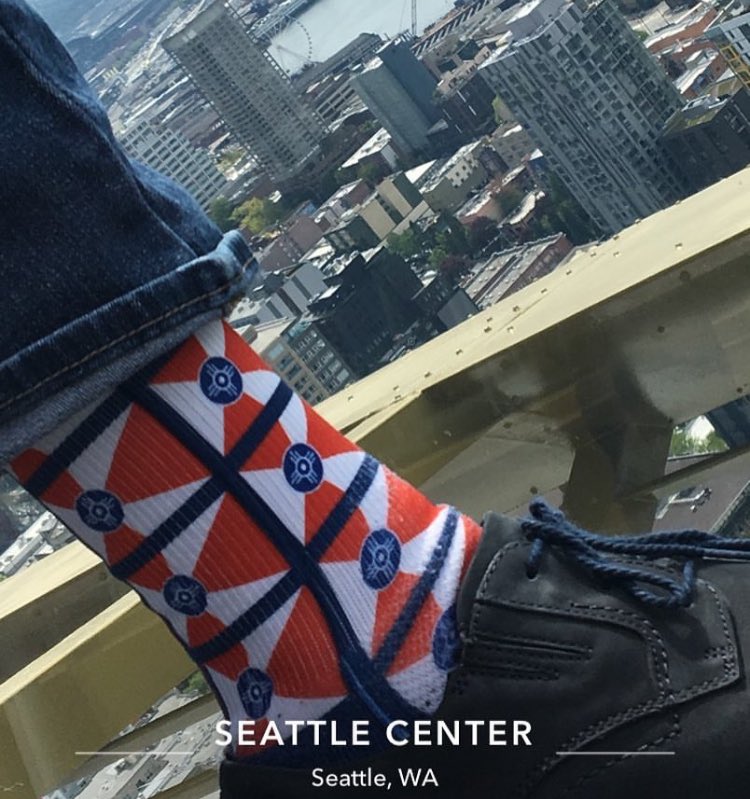 WichitaFlag's tweet photo. Hello Seattle. ✈️
Pic by Brandi Brenner. 
#havesockswilltravel #putaflagonit #spaceneedle
#wichitaflag #ilovewichita https://t.co/AkBcbgvrJG