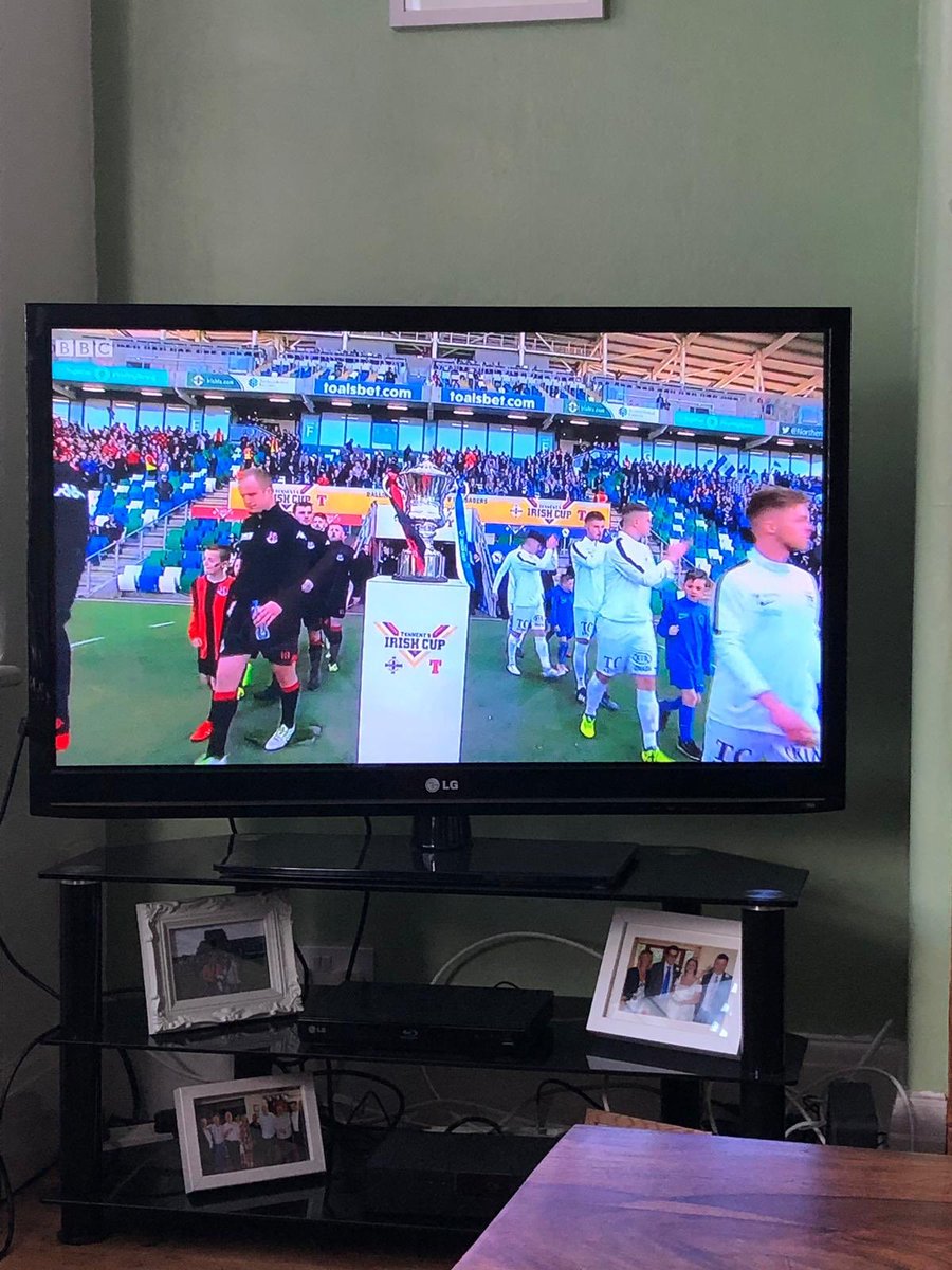 clarke_lynsey's tweet image. @BBCTwoNI #IrishCupFinal watching the big match in Manchester