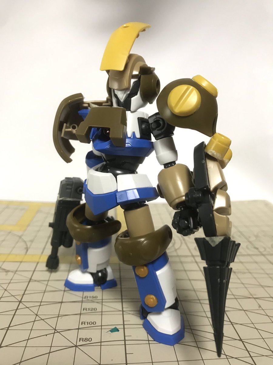 NowTkc's tweet photo. 前回のパイルバンカー的なものを変更した。大型クローのような形に。
あと、左肩の可動の確保のためにアーマーを浮かせる。
#LBX
#LBX_AxD https://t.co/t9R3i5tO46