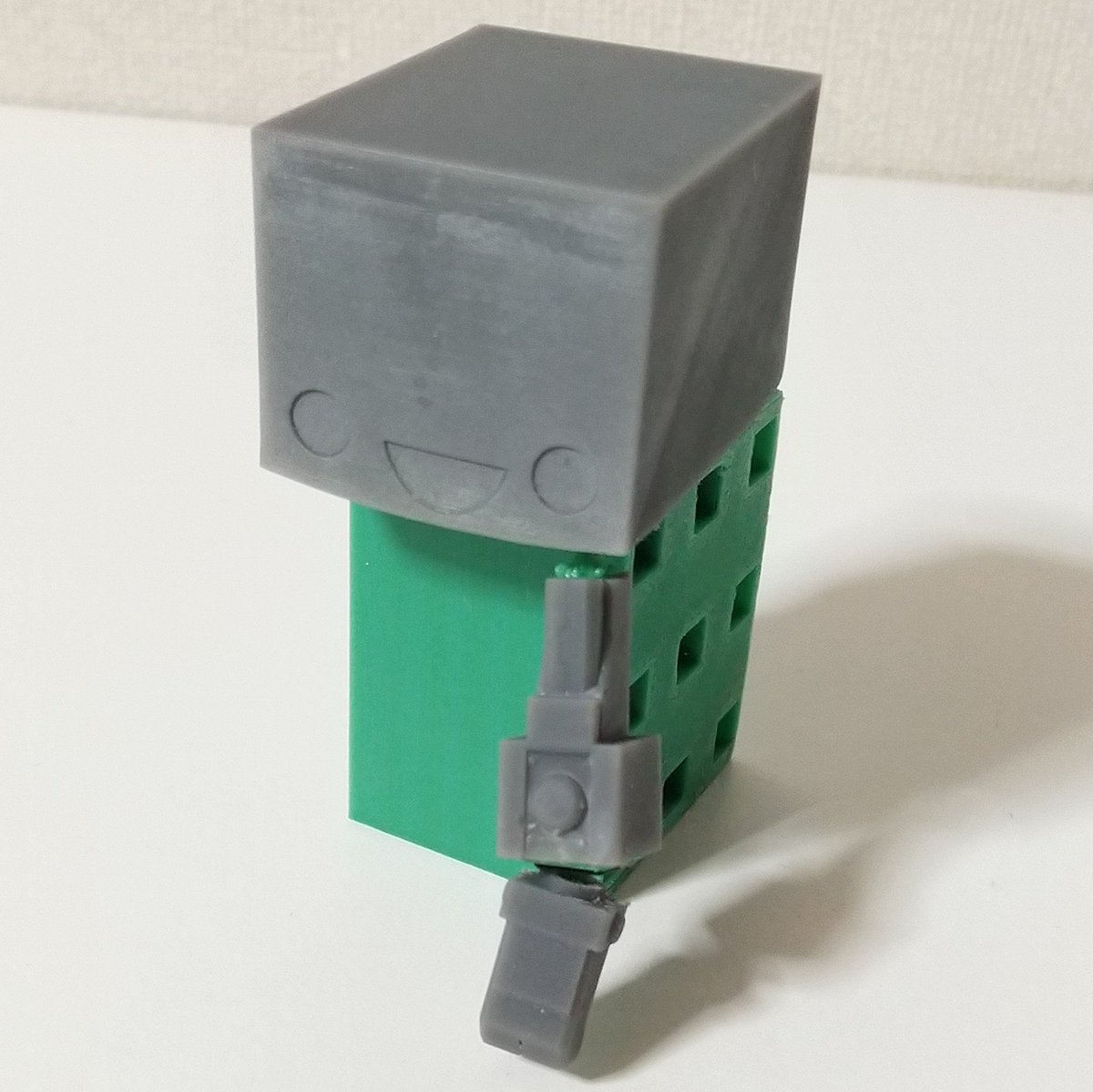 うぐいす 3dプリントパーツだけで構成したフル可動ロボ試作が組み上がったよー Fdmなプリンタ Finder でpla出力の3mmボールジョイント軸にtpu出力の受けパーツ 外装は光造形なプリンタ Miraclp でabs出したぜー