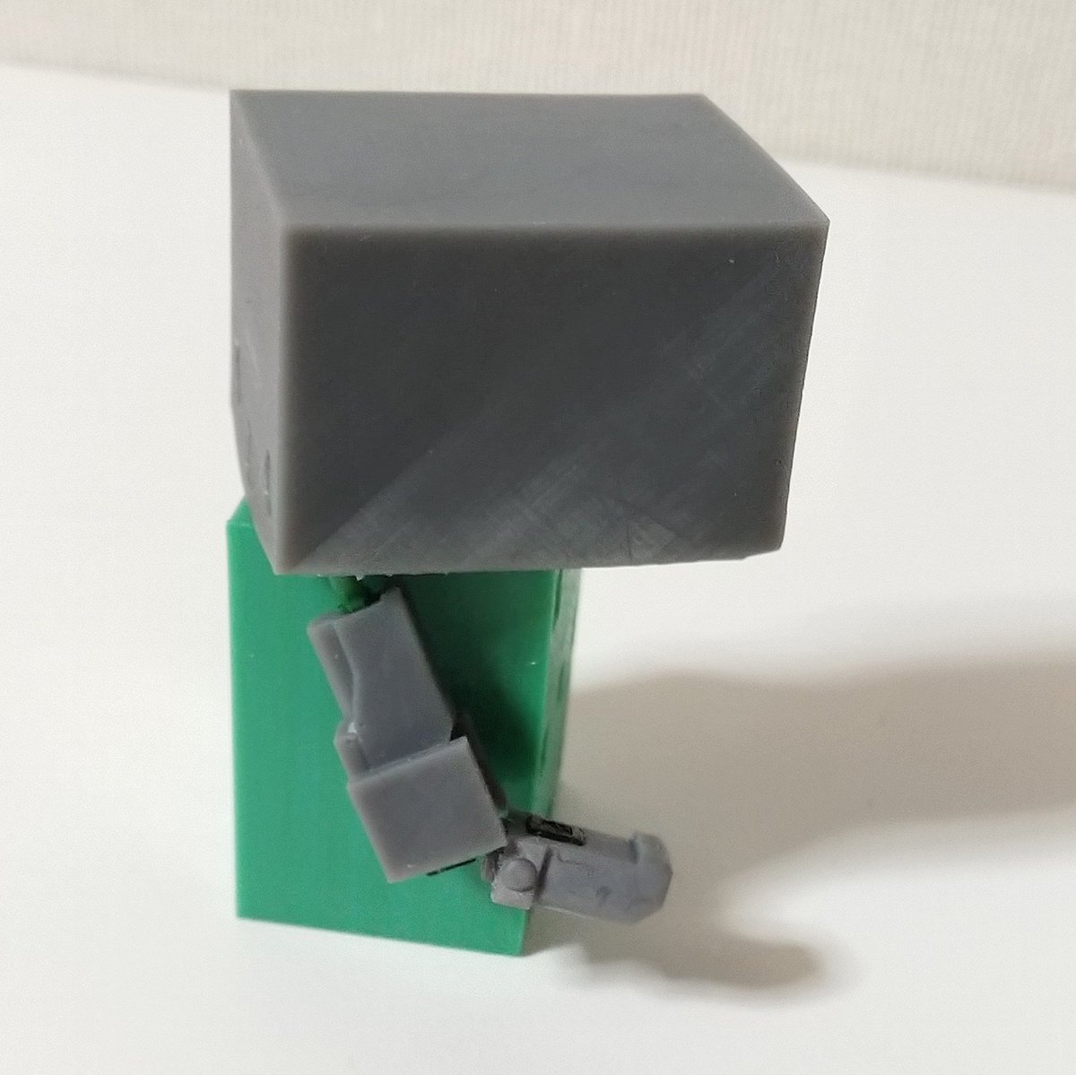 うぐいす 3dプリントパーツだけで構成したフル可動ロボ試作が組み上がったよー Fdmなプリンタ Finder でpla出力の3mmボールジョイント軸にtpu出力の受けパーツ 外装は光造形なプリンタ Miraclp でabs出したぜー