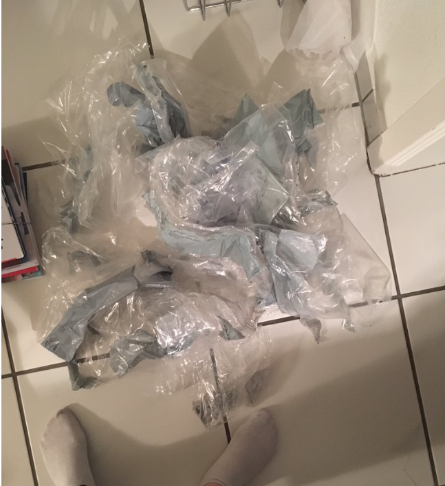 Habe letzte Woche das Altpapier gebündelt...

Diese Frage geht an die markierten Vereine, Unternehmungen, etc... (es sind bei weitem nicht alle): 

Wieso müsst ihr eure Zeitschriften unbedingt in diesen Plastik einpacken?

Ich erwarte Aufklärung...

#nichtnötig