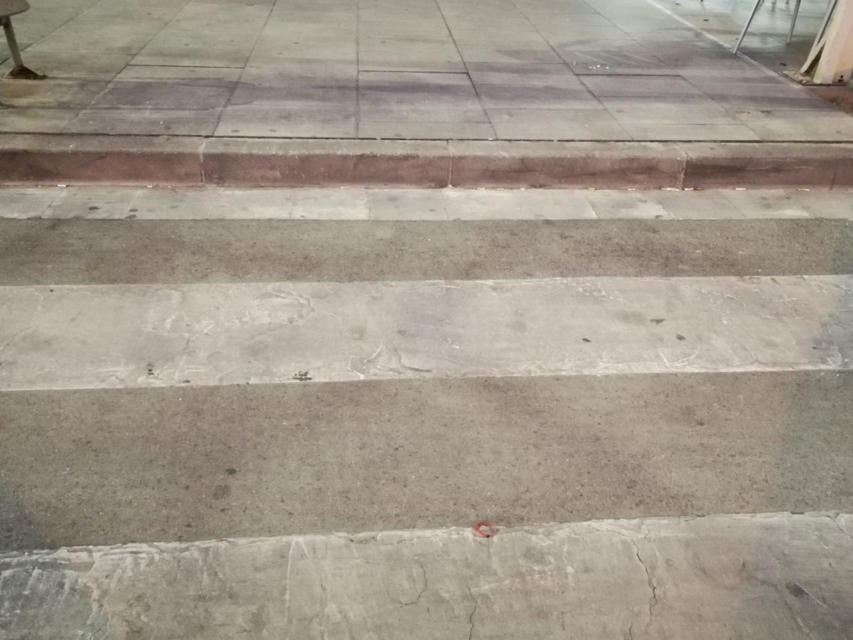 sem_2_'s tweet photo. Paso de cebra no accesible... tiene escalón 👎#sharediversitas #diversidaduoc https://t.co/4YRH2IBWOD