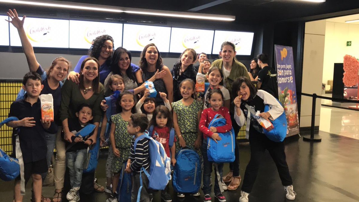 KarlaDoula's tweet photo. Estas mujeres, estos niños! Familia por elección, mis @Enredhadas1 @madrehadisima @serbypanterita @ElenaWorbis @MamaGaGina @mamitagodin ♥️♥️ en @insparkmx Gracias por celebrar a #enredhaditos con #GoldFishSnacks https://t.co/fRl56swGWB