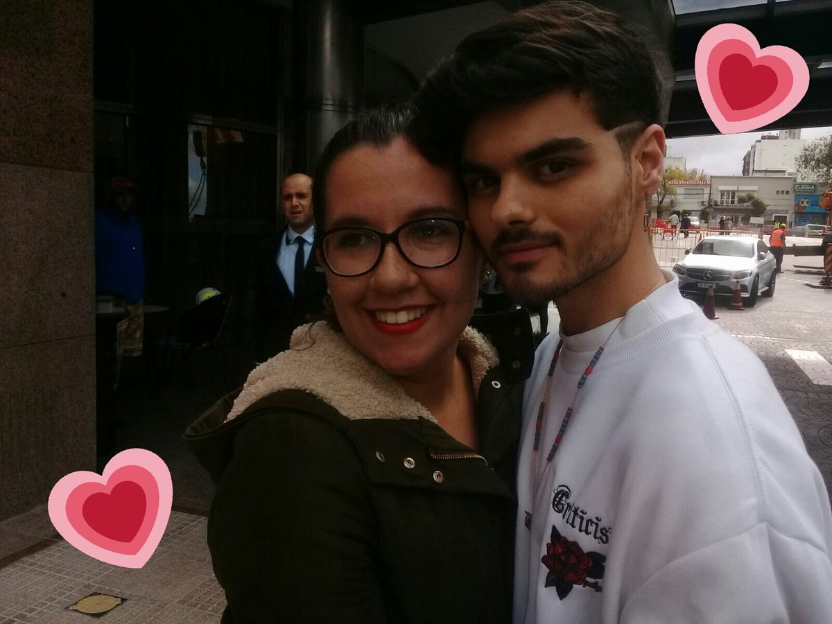 gimeetabarez's tweet photo. El 30/04 se cumplió un año de esta primer foto juntos, capaz que ni te acuerdes de mi porque ya no estoy tanto por aquí pero era la primera vez que te veía ,por lo tanto es la más especial ❤ 
Estaba muy nerviosa jajjaja  
Espero volver a verte pronto 🙏Tq  @AbrahamMateo https://t.co/KEIdBpWX6q