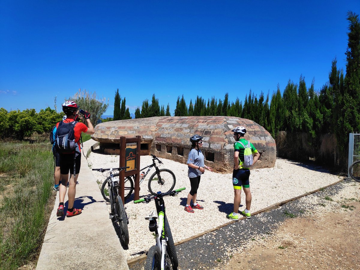 AlejandrBadenes's tweet photo. @CEFIREambitAE @GVA_Cefire @VicentMarza @miguelsolerg Ruta interessant i recomanable per a fer amb l'alumnat. La bici 🚴 ens pot aportar molt. Natura, salut, paisatges, història, activitat física... #medinatural #bicicleta #formacióprofessorat #EF @nu71ji @PatronatEsports @CEFIREambitAE @viasverdes_ffe @NulesTurismo #bunquersNules https://t.co/IZ49xqsuET