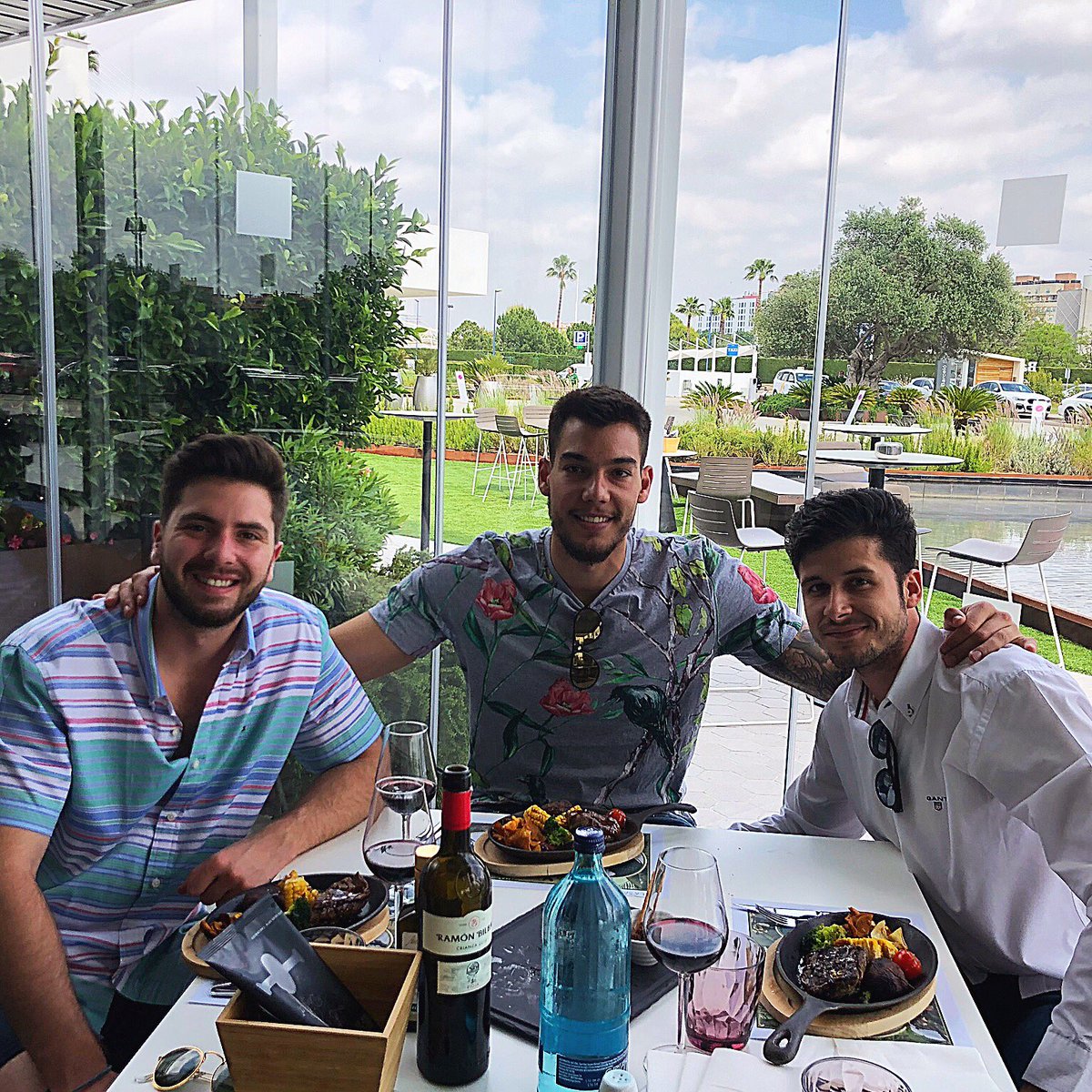 willyhg94's tweet photo. Antes de un sábado de “pescaito” 🐠 💃 que mejor que una comida entre amigos en el Gastrobar de @HBRenacimiento #WH41 #Summer2019 #TrustYourWork #DaysOff #FamilyFirst https://t.co/icULNNdhvf