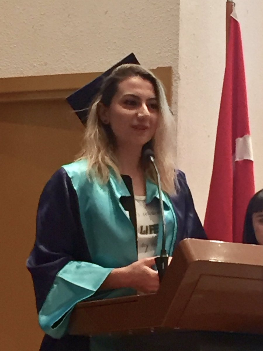 itb_deu's tweet photo. Bugün 1994’ten 2014’e Fakültemiz 5.,10,15.,20.,25. yıl mezunları kep attı. 2014 mezunumuz Şeyma Kayacık da onlardan biriydi. #ibsunity #ibsmezun #ifmezun #bizbiraileyiz https://t.co/BWkyZEm9WN
