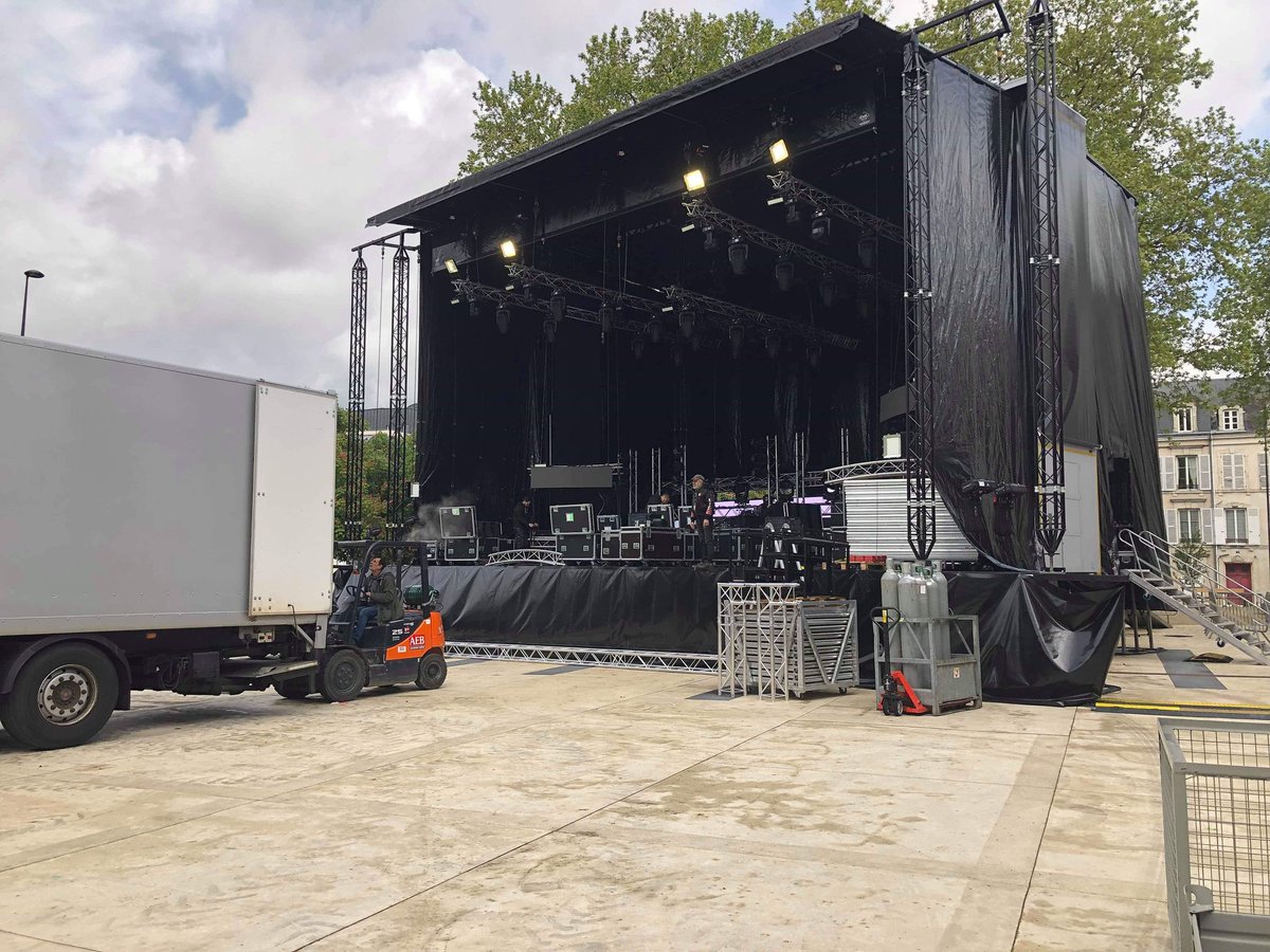 pourinfo's tweet photo. SET ELECTRO ... J-3 ! 🔥
Les préparatifs vont bon train pour l'installation du #SetElectro des Fêtes de Jeanne d'Arc d'#Orléans. Toute nouvelle scène pour cette 12eme édition ! Les équipes de #JBLSonorisation sont en pleine effervescence, et ils ont bien du courage avec ce temps. https://t.co/Shct3rBB0o