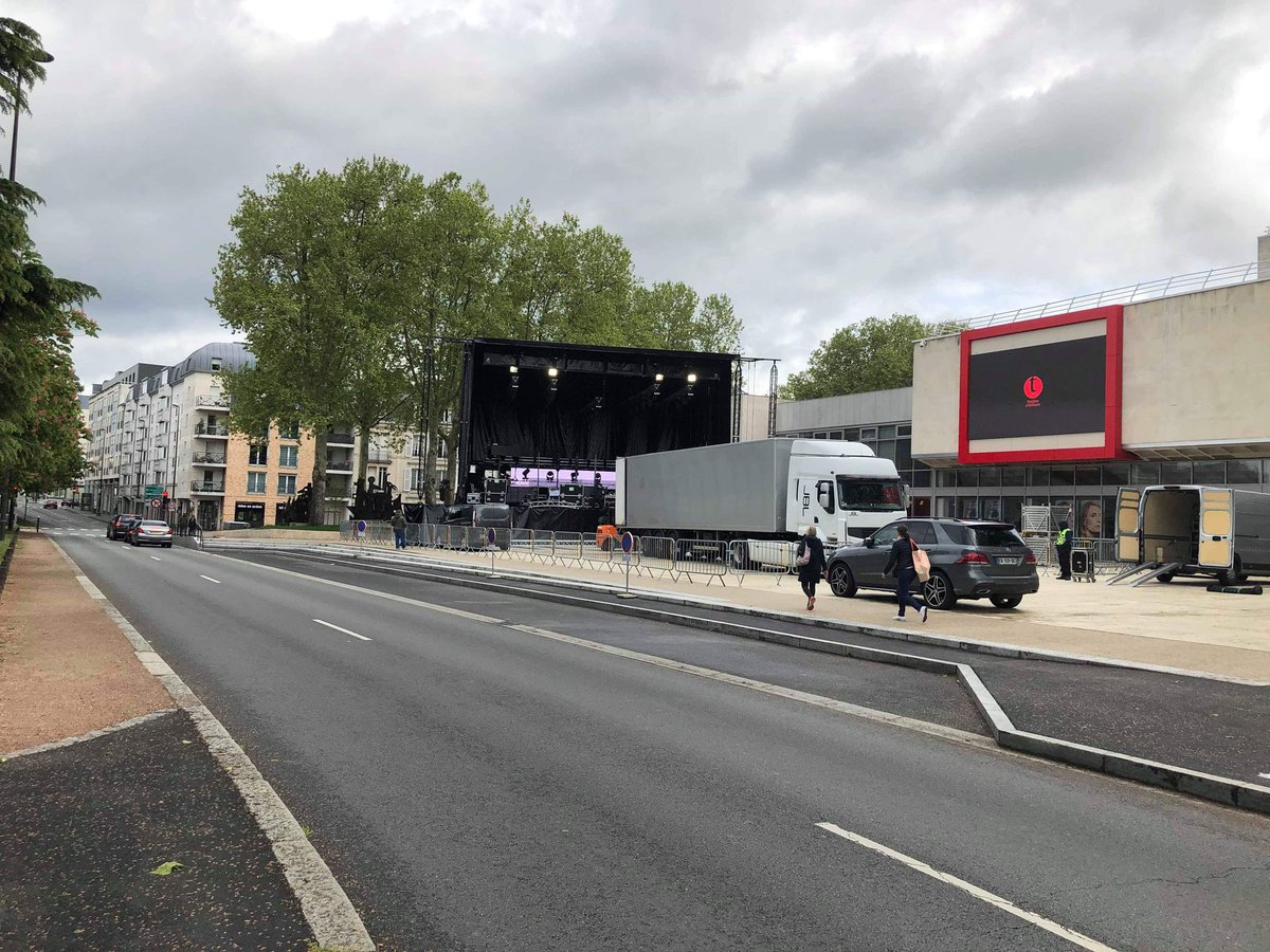 pourinfo's tweet photo. SET ELECTRO ... J-3 ! 🔥
Les préparatifs vont bon train pour l'installation du #SetElectro des Fêtes de Jeanne d'Arc d'#Orléans. Toute nouvelle scène pour cette 12eme édition ! Les équipes de #JBLSonorisation sont en pleine effervescence, et ils ont bien du courage avec ce temps. https://t.co/Shct3rBB0o