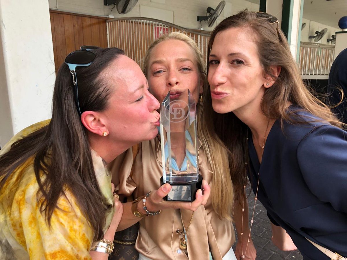 JennOrrBuchanan's tweet photo. Happy #KentuckyDerby Day!!! May all the horses run safely and there be many, many horse and trophy kisses!!! #RunForTheRoses #ChurchillDowns #KentuckyHoliday #HorseRacing #ChristinaJelm #FunFillies πβ€πβ€πβ€ https://t.co/7jRfoxxBJZ