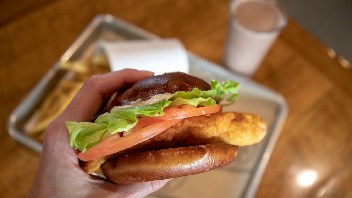ThatBurgerJoint's tweet photo. Want a bite?😄 #thatcrispychicken #neverfrozen #freshandfast #handbattered #yum #thatburgerjoint #tbj https://t.co/dhzgIZw2JL