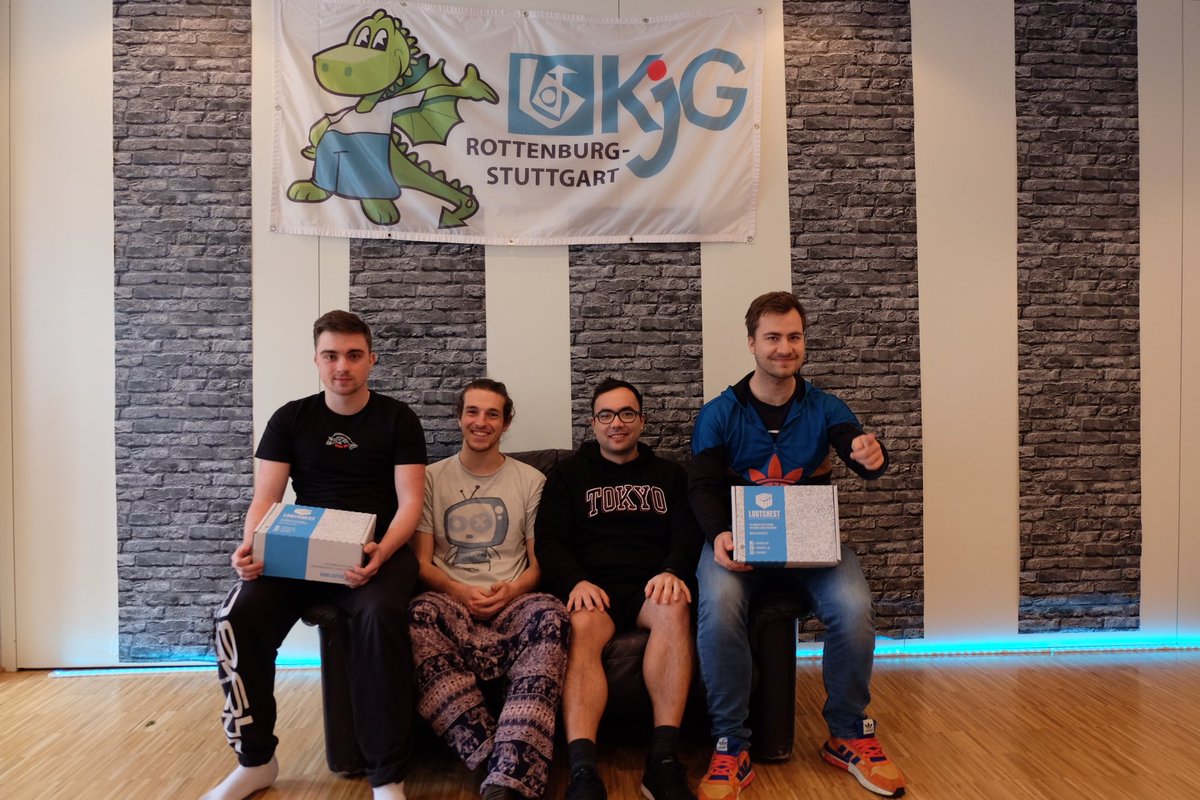 KjGamingg's tweet photo. #kjgaming7 war vor 6 Tagen vorüber. Am Sonntag hatten wir noch eine kleine Siegerehrung für die Turniere: #csgo #LeagueOfLegends #RocketLeague
Hier sind noch ein paar Bilder von diesem legendären Moment!
Dank an unsere Sponsoren: @teamspeak @Lootchest_DE #eyeti
#kjg #kjgaming https://t.co/Oq3rslnCWJ