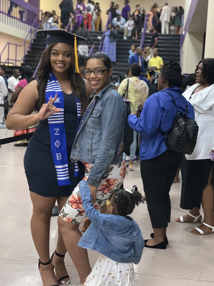 kuwemmonie_'s tweet photo. leading by example.... #alcorngrad #signingout #Alcorn19 🎉💛💜 https://t.co/CcIyoqevIv