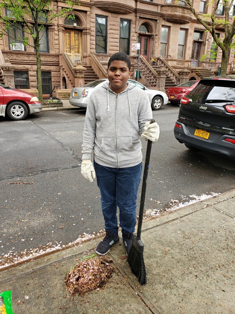 NYPD42Pct's tweet photo. #Post2042 have been busy 🐝’s! Congratulations 🎉 on completing the #RunTheBronx 5k🏃. And then working with #Post2028 @NYPD28Pct to help beautify 🌸 #Harlem #LoveYourBlock #NYC #Bronx https://t.co/svPBpMTiJD