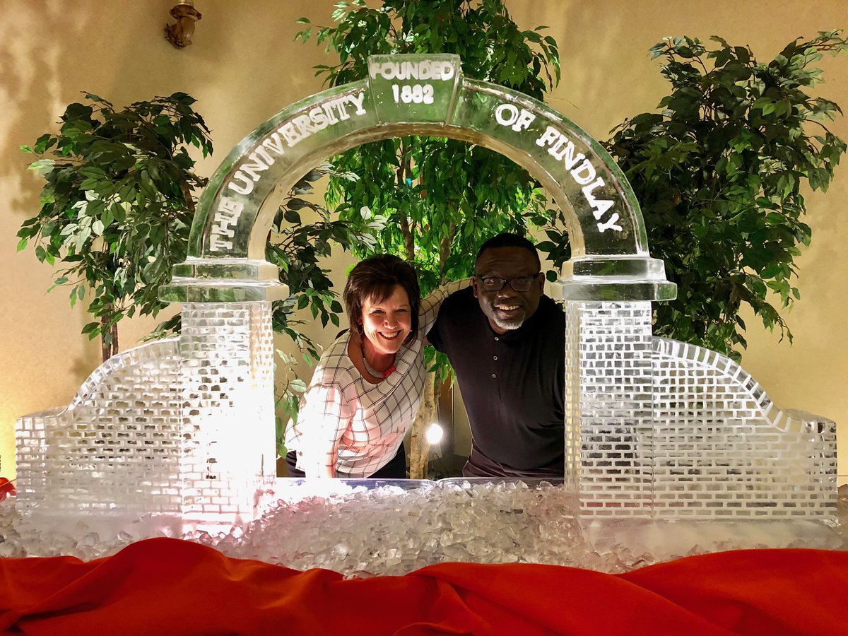 spraw's tweet image. Happy Oiler graduation day!  Welcome to the UF alumni association🧡🖤🧡🖤