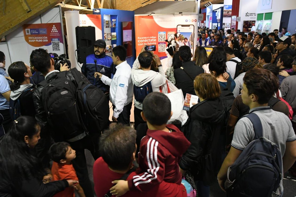 ESAPOficial's tweet photo. Asistentes a la FILBO 2019 fueron sorprendidos por la actúacion del grupo de Bienestar Universitario de la ESAP. #ESAPFILBO https://t.co/RnQniyoh23