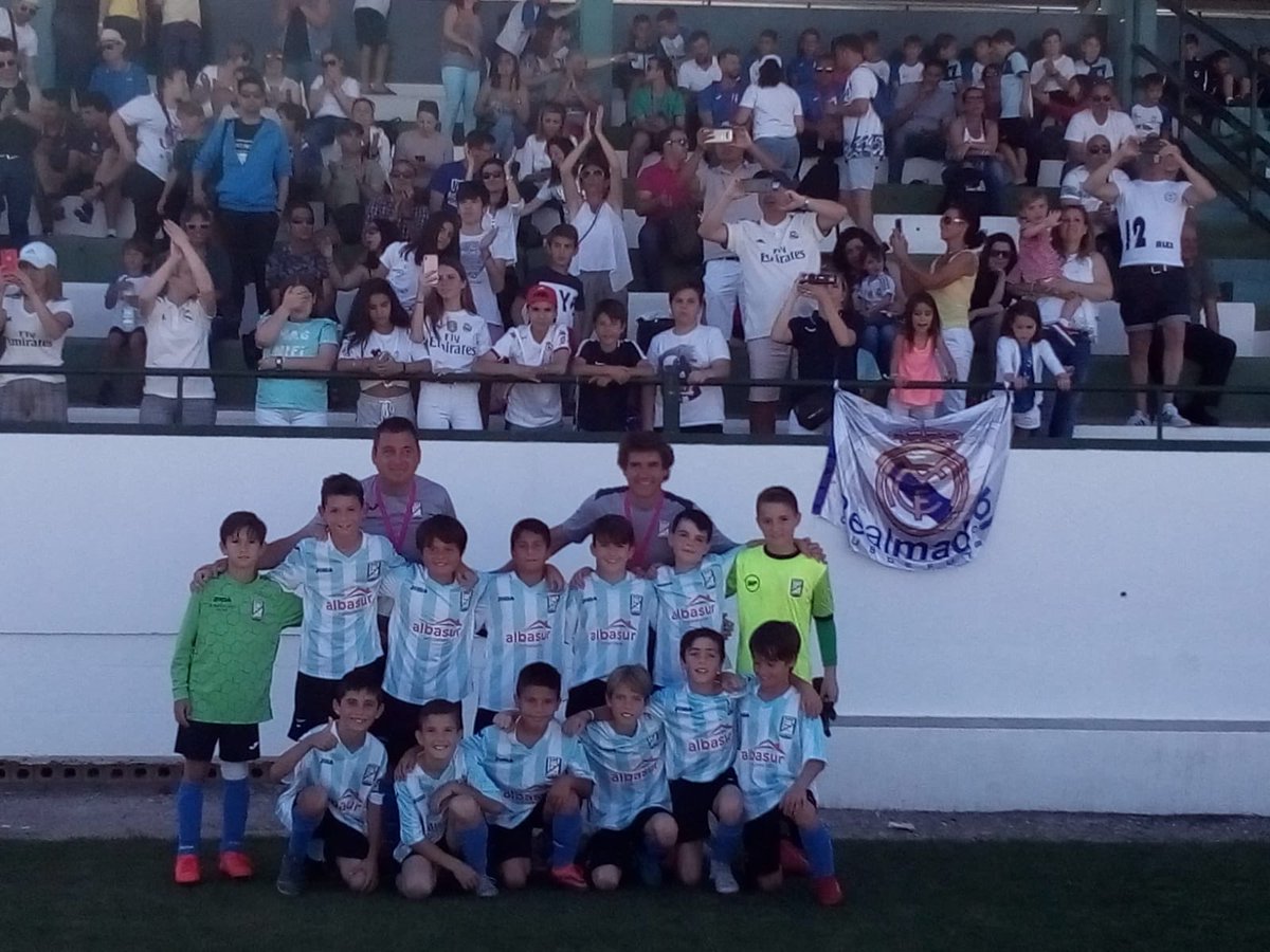 don_bosco_cf's tweet photo. 💙⚽️💙
Magnífica participación de nuestros equipos Alevín A y Benjamín A en el @Torfutbolbas.
🥈 El Alevín A queda segundo tras su derrota ante el @MalagaCF 
🏅 El Benjamín A queda en cuarta posición tras su derrota contra el @RealBetis https://t.co/fAfkA9Q8eE