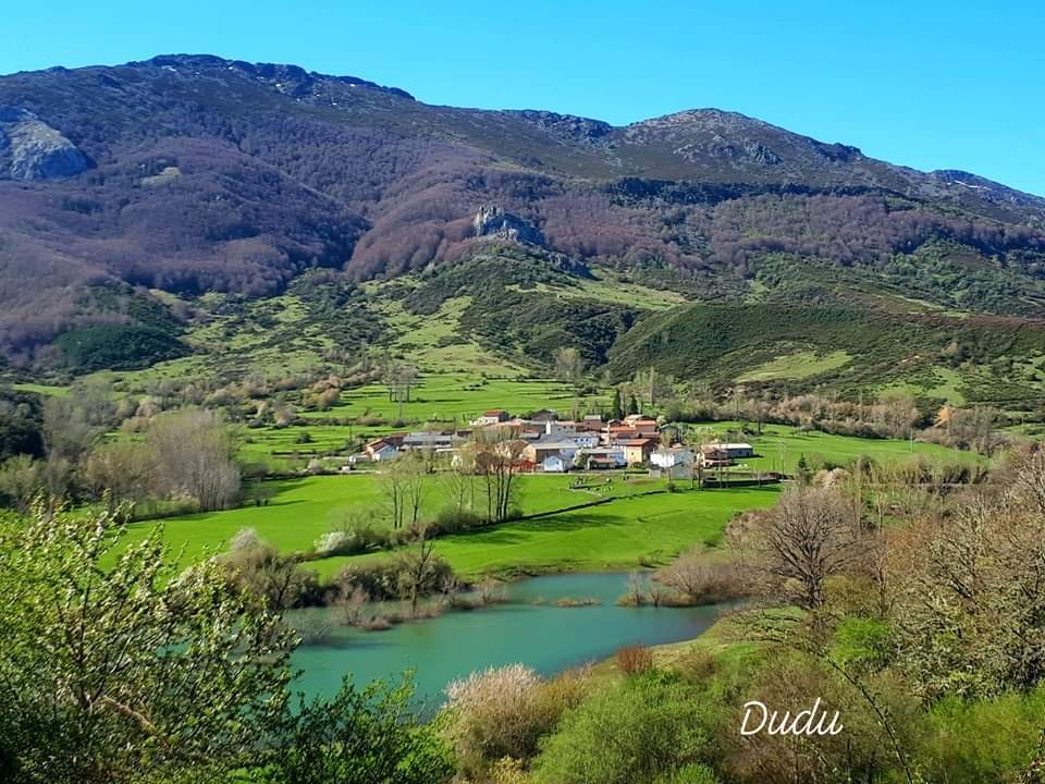 La montaña leonesa luce un precioso manto verde en primavera.

Carande, Llión

Semeya: Eduardo Alonso.