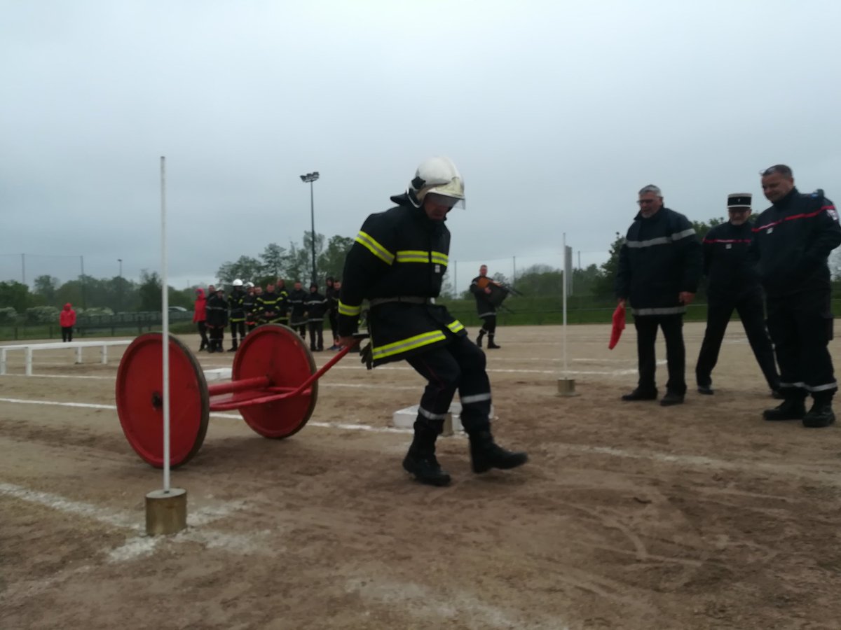 ArmandMorand's tweet image. Quand l'équipe de direction du @sdis01 s'engage aux épreuves athlétiques #PSSP sapeurs-pompiers ! #ChallengeRondeau #Ain #engagement 👏🏻 @nicolasmarillet @AudisioDavid @RemiFrumento #AvantApres