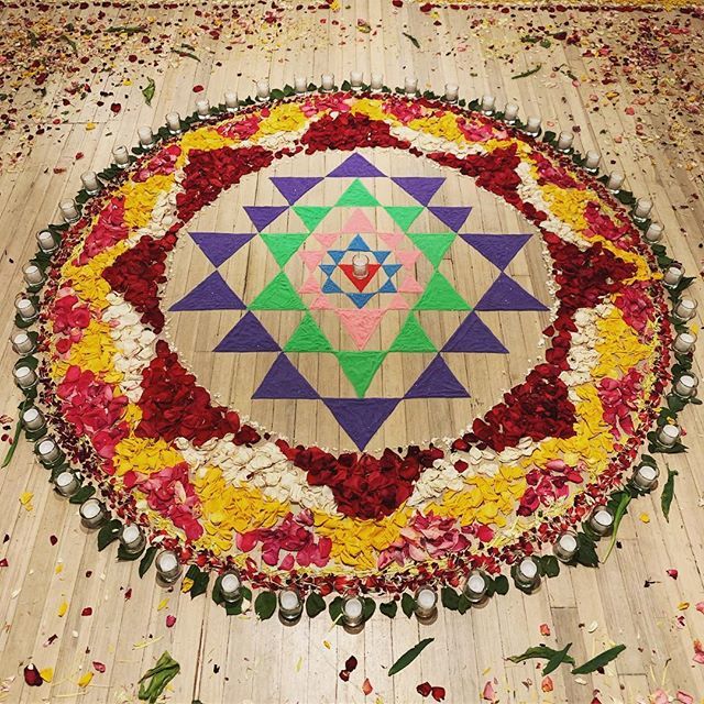 LadyCollada's tweet photo. Stumbled into a room with this amazing ~15 ft wide setup. .
.
.
#sand #sandmandala #mandala #stumbledupon https://t.co/gIOaLNqOix https://t.co/VeTvD0Ikol