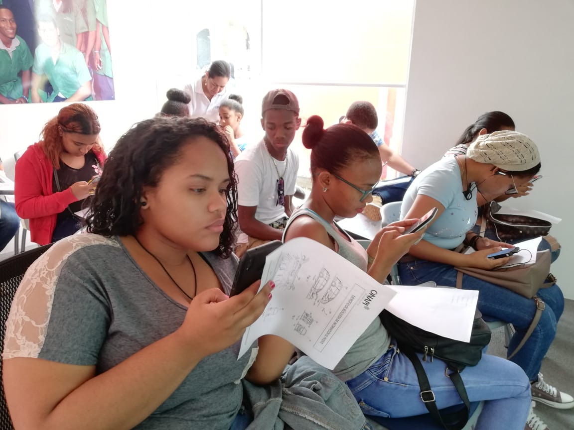 OnapiRD's tweet photo. #Ahora|Iniciamos un taller de búsqueda de información en las Bases de Datos de Patentes con el público que visita el #StandONAPI en el marco de la #FILSD2019, instruído por el ing. @jofielcastillop, encargado de nuestro Centro de Apoyo a la Tecnología e Innovación - #CATI
(1/2) https://t.co/EA3pcFaSLB