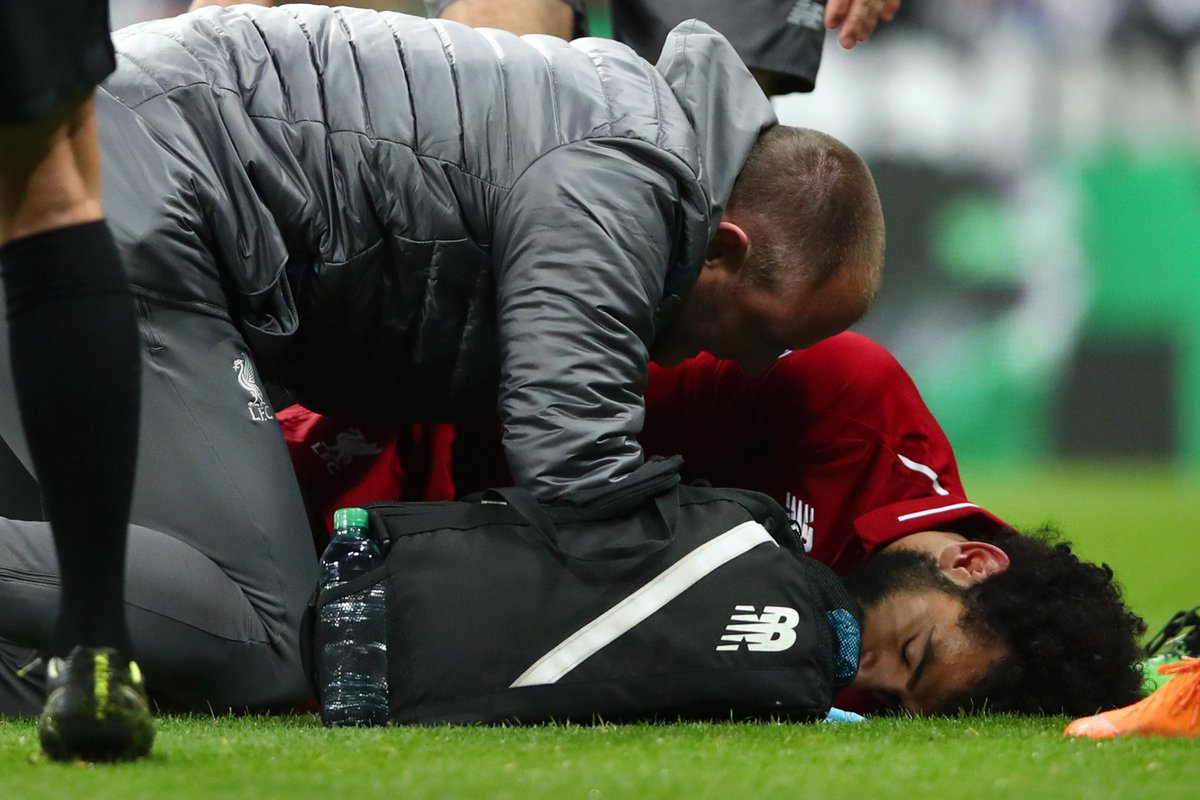 brfootball's tweet photo. Mo Salah went off with a head injury 🙏🤕 https://t.co/ysEEQvIgDX