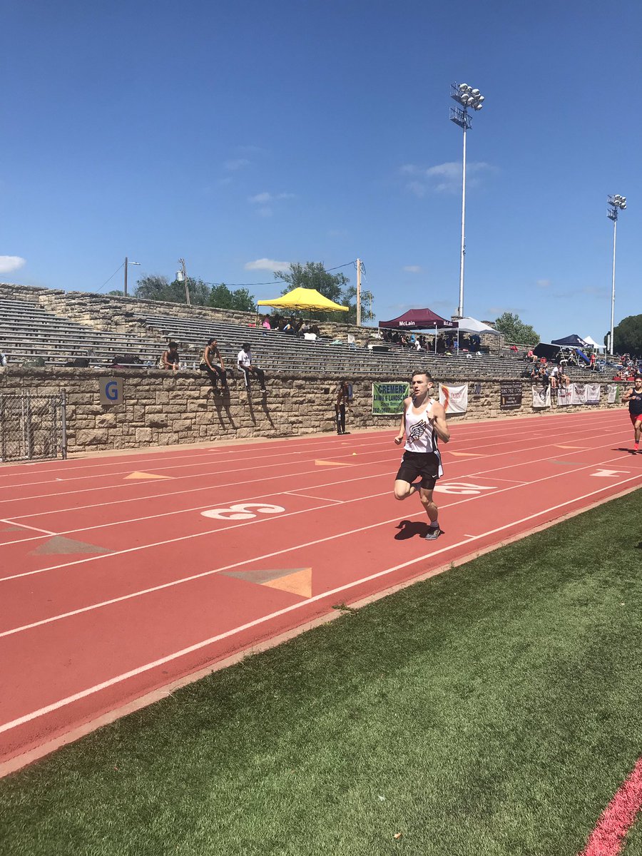 MrsW0830's tweet photo. Congrats to Aden Baughman for being the regional Champ in the 800m! #goldrush #sanditestrackandfield #statebound https://t.co/483xr7RfLb