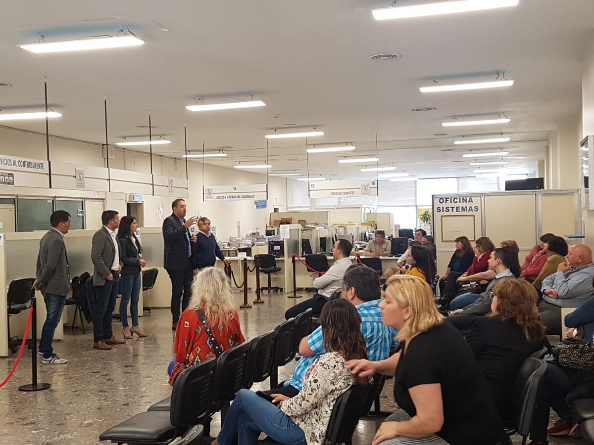 Durante la semana estuvimos recorriendo los lugares de trabajo y pudimos charlar con los compañeros y compañeras de las Agencias 49, 64 y 12. #LaAzulYBlanco es la única opción.

El 6 de junio #DecidísVos 👍