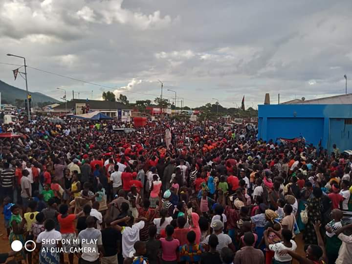 LAZARUSCHAKWERA's tweet photo. #Mchinji whistle stops, then main rally at Boma. Its our time together to build the #Malawi we want based on our #ChakweraSuperHi5 ✋
#Servantleadership
#UnitingMalawi
#ProsperingTogether
#EndingCorruption
#RuleOfLaw
#VoteLazarusChakwera4change https://t.co/JSbsDpkFhS