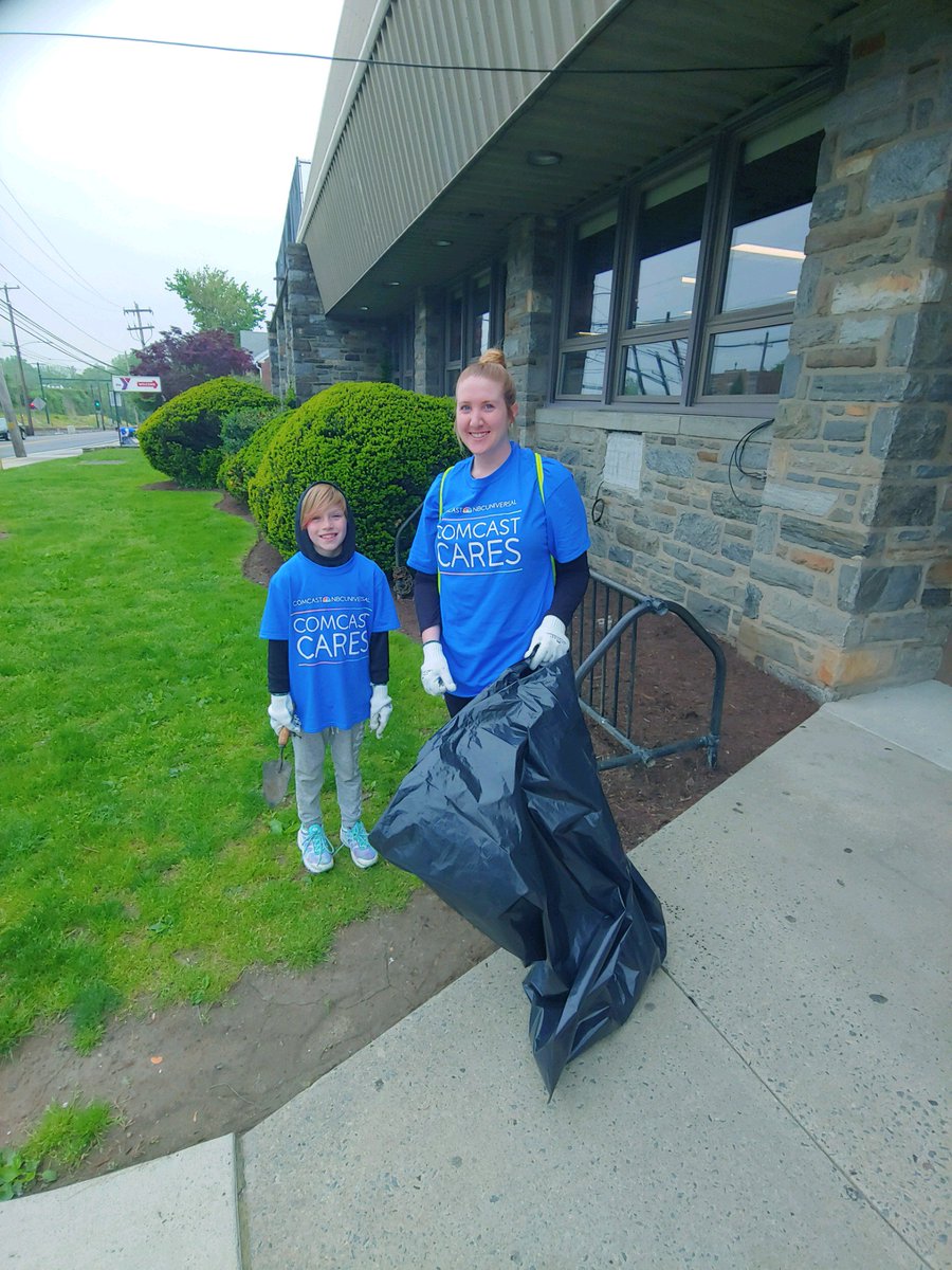 PITedu's tweet photo. We had a fantastic time today at Lansdowne YMCA for Comcast Cares Day! Students provided free health care screens while P.I T.βs Team participated in beautifying projects. We are proud to support your cause within our community. #PITedu #PITPride #ComcastCaresDay #LansdowneYMCA https://t.co/Y9swmmAtra
