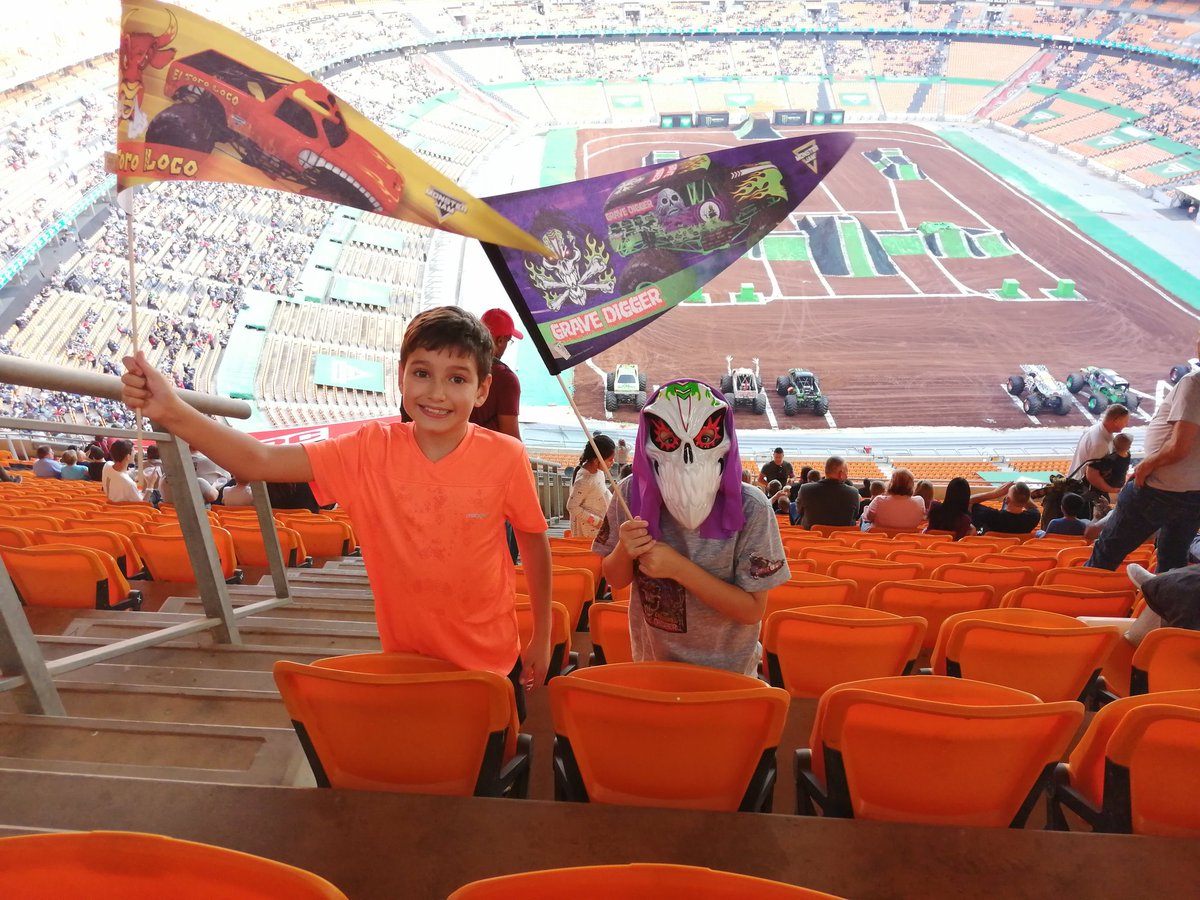 MonsDF's tweet photo. My El Toro Loco &amp; Grave Digger. Super excited. #MonsterJam https://t.co/ZnvUhnkOhj