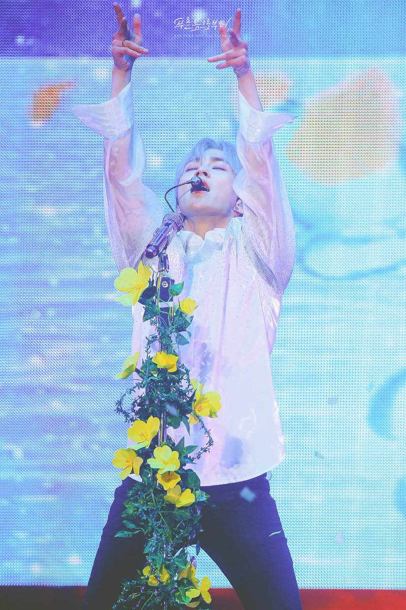 BlueSpring_xo's tweet photo. 190504 슈윗타임 #시우민 #EXO⁠ #엑소 ⁠#weareoneEXO⁠ ⁠
⁠@weareoneEXO  #XiuweetTime 

부디 내 시야에서 벗어나지 말아줘
아침이 와도 사라지지 말아줘

https://t.co/1wmzxa3Pqb
https://t.co/onxssUJwif https://t.co/w6mQnYXj4a