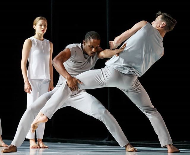 HubbardStreet's tweet photo. Do you have your tickets for #SummerSeries? Featuring works by #AlejandroCerrudo, #CrystalPite, and #BrianBrooks!
Photo: TERRAIN - #choreography by @brianbrooks_, photo by @toddrphoto https://t.co/F22aPkOw4J https://t.co/cUsbMeibb8