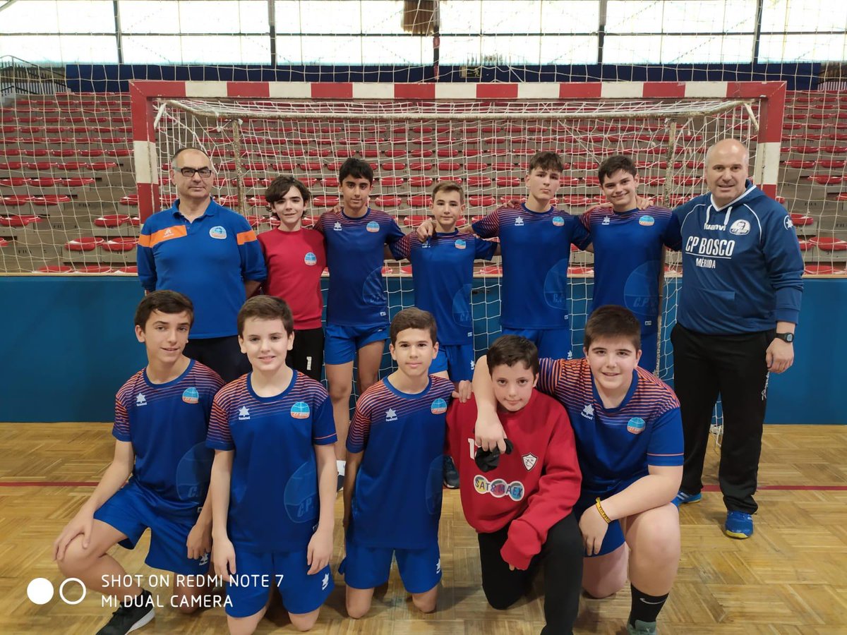 CPBoscoMerida's tweet photo. #Bmno INF MAS @CPBoscoMerida cae en la Semifinal con @BmPaideuterion1, 26-19.
Nuestro mejor partido de la temporada, pero ... Merecimos más, pero ...
@fexbm @SalesianoMerida @fexbm
... pero mañana a por el 3er puesto.
#VamosAzules #VamosBosco https://t.co/9rG27KUI9c