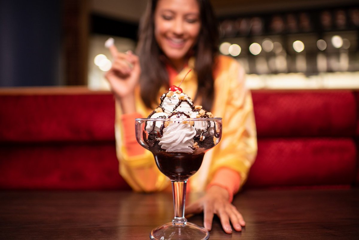Uno de vuestros postres favoritos es sin duda nuestro HOT FUDGE BROWNIE. Ideal para compartir! (o no ;) )  #Desserts #HRCValencia #Brownie