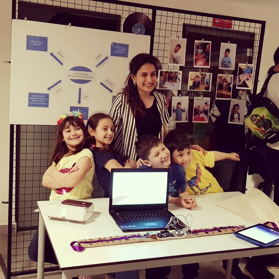 Merv_Ugur's tweet image. Up programı kapsamında #Arduino ile gerçekleştirdiğimiz projemizi başarıyla sunmanın mutluluğunu yaşıyoruz. Proje yönetim adımlarını bu yaştan itibaren deneyimleme fırsatı bulan ve görevlerini en iyi şekilde yerine getiren öğrencilerimi kutluyorum. 👏👏 #bkegitek