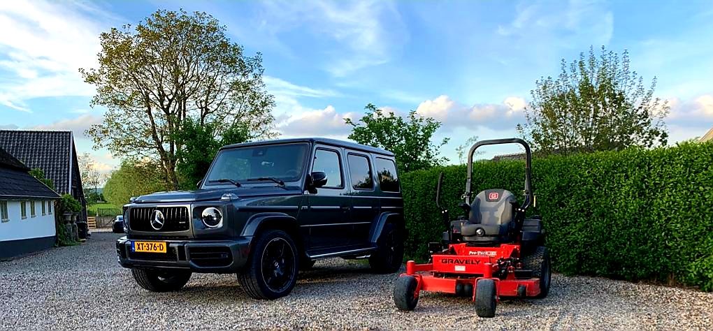 HelthuisBV's tweet photo. "American #Workhorse 🇱🇷 Vs. German Workhorse🇩🇪"
"How do you fit 609 horses in a parking garage? You don't; you unleash them into the driveway" 😎🤣
Wat een beauties😍! Mooi vanuit elke hoek met een iconisch ontwerp dat tijdloos is #gravely #mercedes #gclassamg #unleashthebeast https://t.co/NoEVTDO7G3